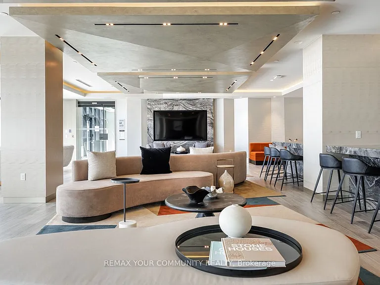 858 Dupont St #823 — Photo 29