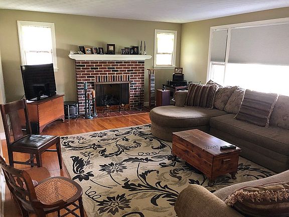 Living room. Gas fireplace.