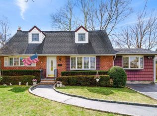 3 Stager Ln, Commack, NY 11725
