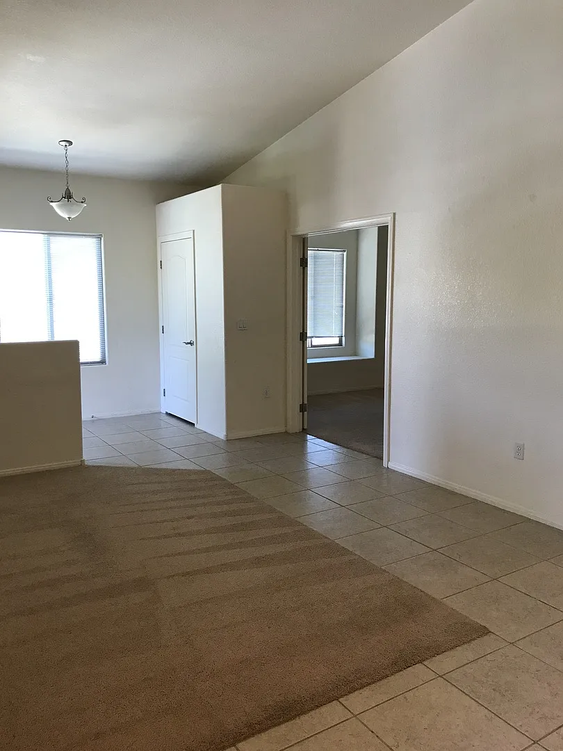 Great 2 bedroom condo Blue Diamond/Durango 1500/mo — Photo 2