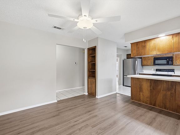 2nd image of 826 Shady Glen Ln