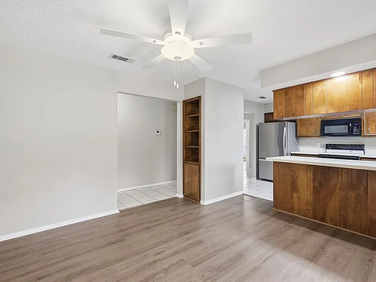 826 Shady Glen Ln — Photo 2