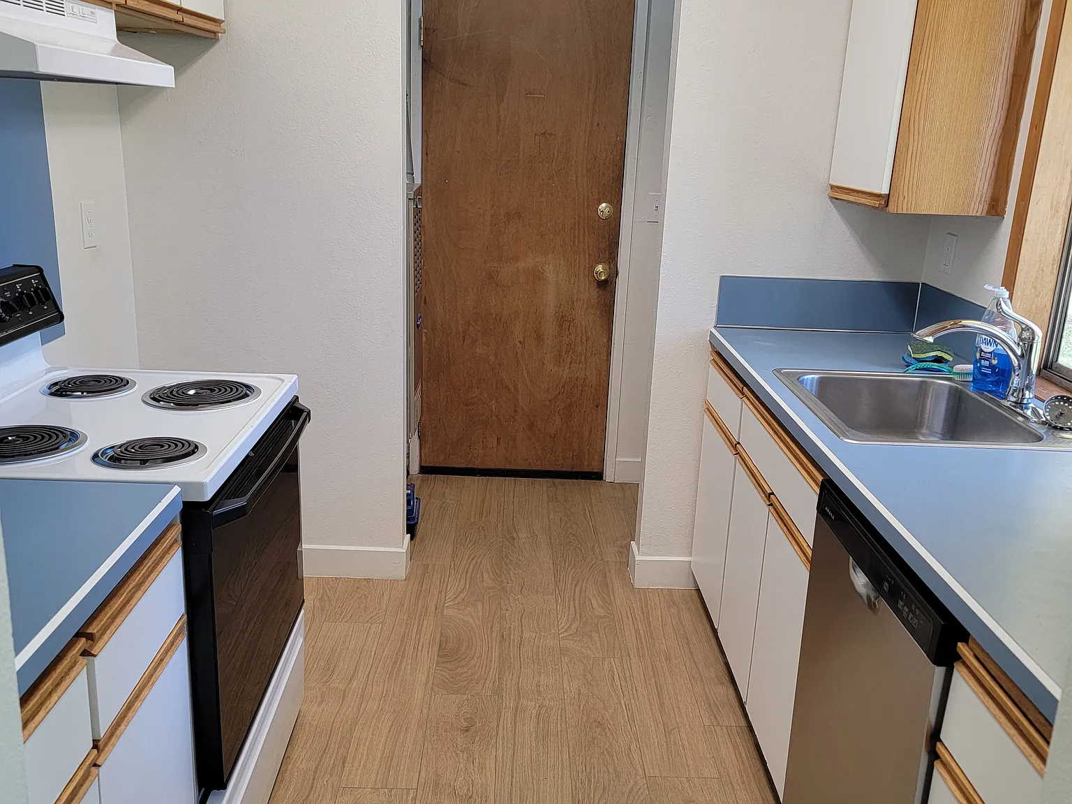 3 bed, 1.5 bath, 1100 sqft, $2,150 — Photo 2