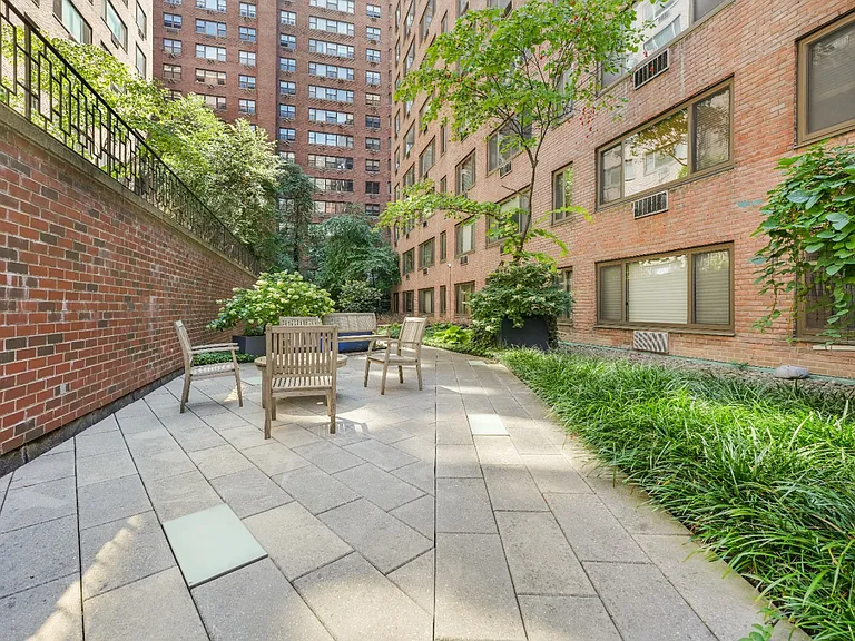 425 E 63rd St #E5A — Photo 8