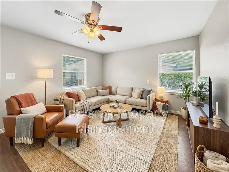 1215 Lowe St — Photo 3