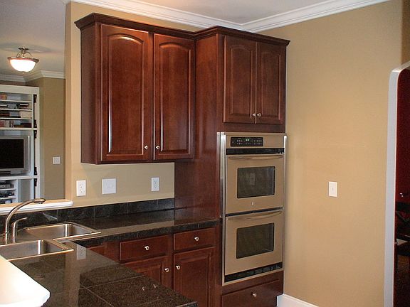 Gourmet Kitchen w/granite countertops and stainless steel appliances