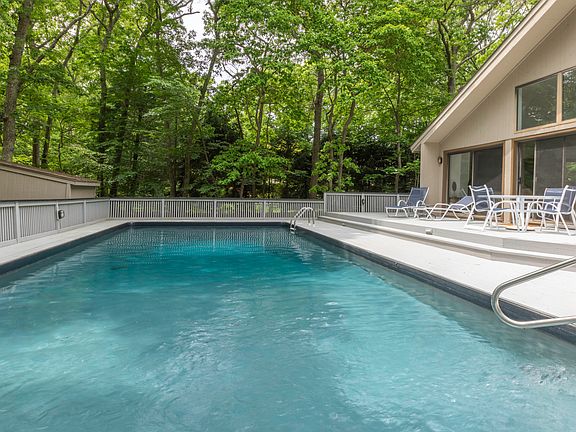 3rd image of 10 Wooded Oak Ln
