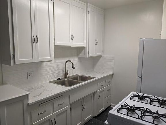 3rd image of 3192 S Barrington Ave APT B