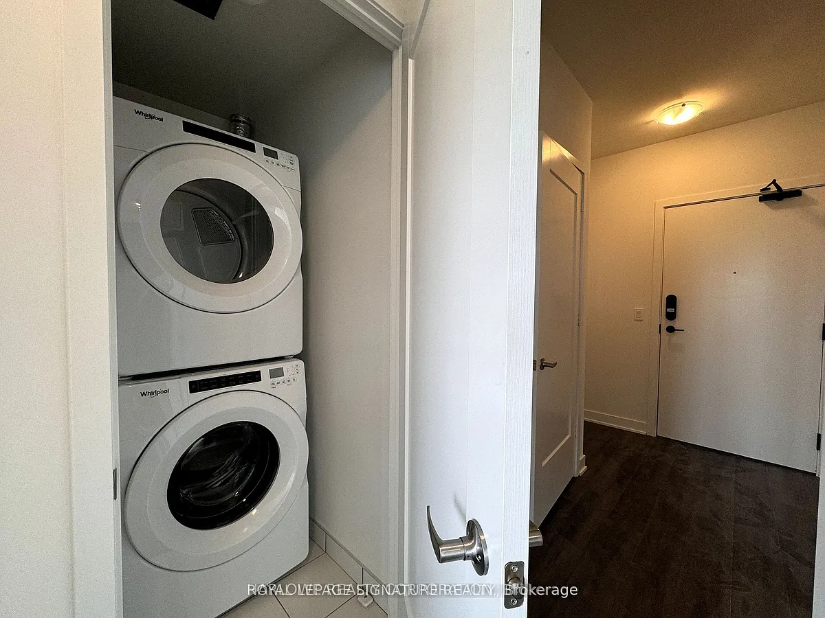 Photo 2 of 17 - 70 Princess St #LPH2904 - Toronto, ON Building Photo - 70 Princess St #LPH2904
