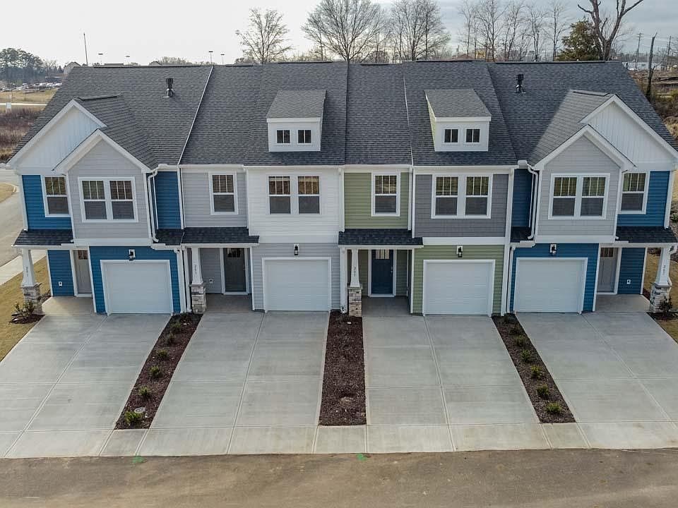 Front of 4 units 207 is the right end unit