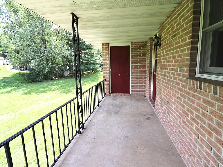 209 Colonial Dr — Photo 13