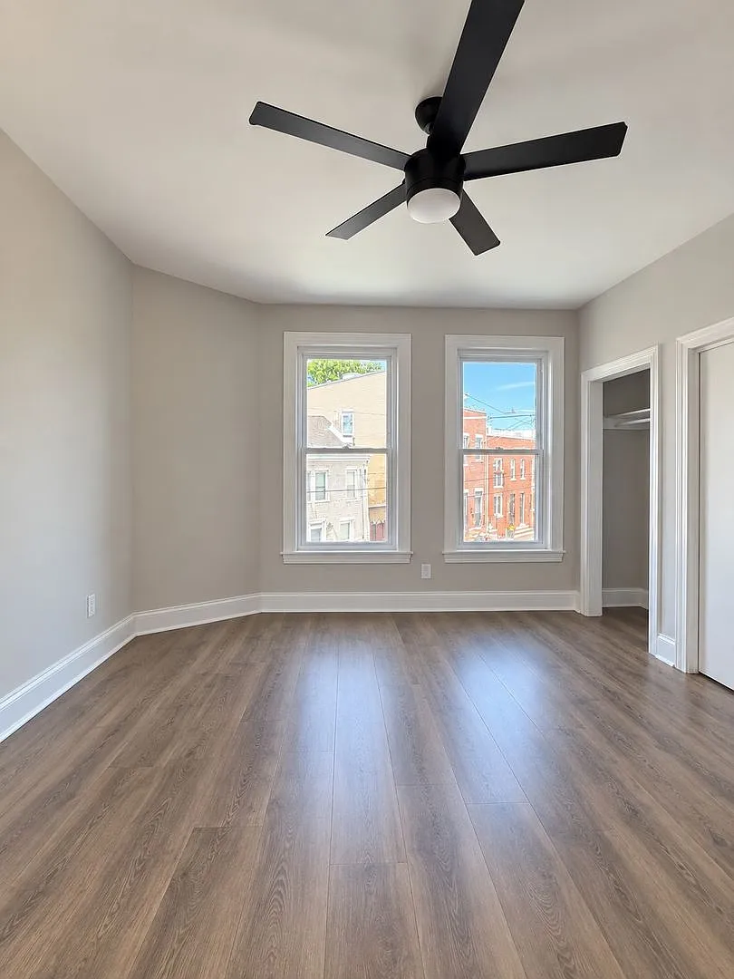 Spacious Two Bedroom + Den Home in West Powelton! — Photo 3