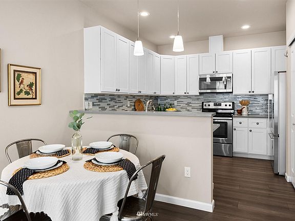 5th image of 905 E 66th St