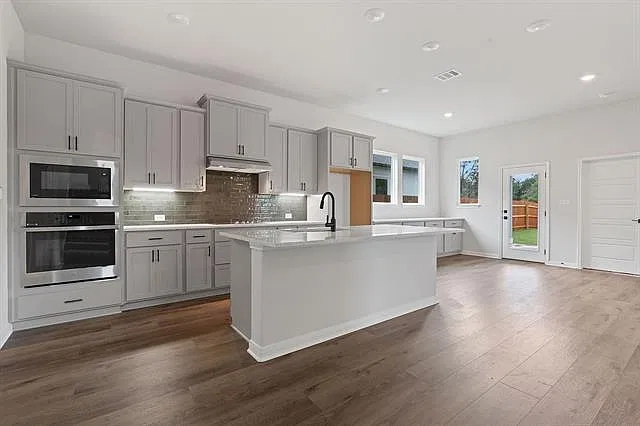 4 bed, 3.5 bath, 3080 sqft, $2,999 — Photo 4