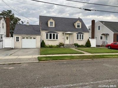 252 Pershing Parkway, Mineola, NY, 11501