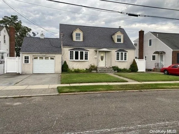 252 Pershing Parkway, Mineola, NY 11501