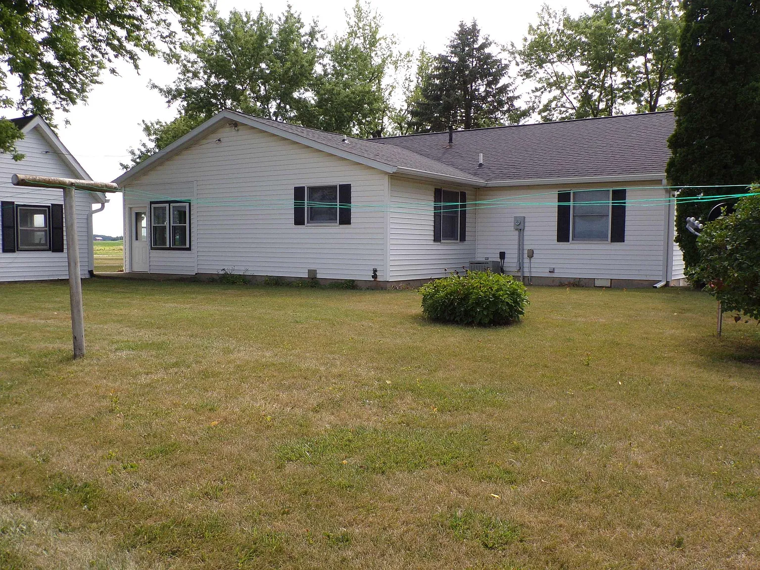 3 bed, 3.0 bath, 1715 sqft, $1,300 — Photo 3