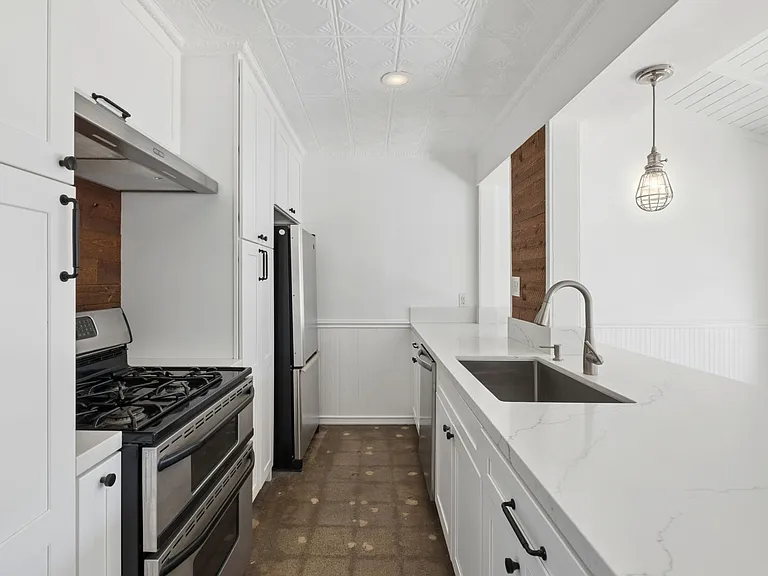 241 E 21st St — Photo 6