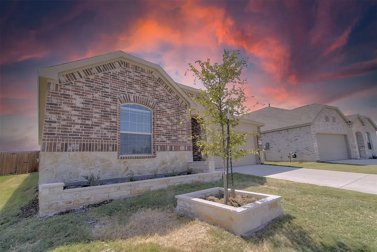 4 bed, 2000 sqft, $3,000 — Photo 1