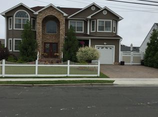 15 E Saltaire Rd, Lindenhurst, NY 11757