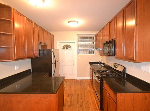 4th image of 1638 W Greenleaf Ave #46