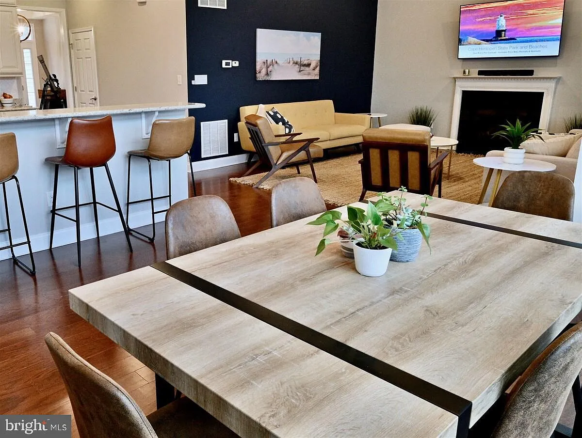 4 bed, 2.0 bath, 2200 sqft, $2,595 — Photo 2