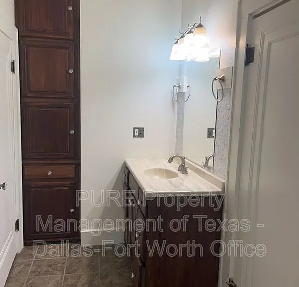 501 E Monroe St — Photo 9