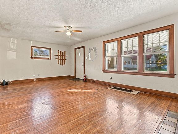 5th image of 2298 Ridgeway Ave