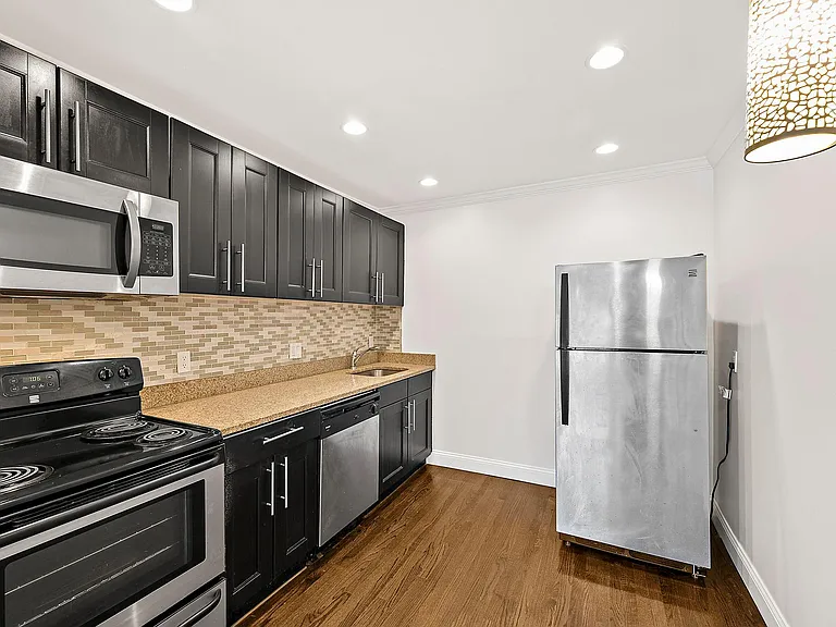 71 Oxford Ave #3 — Photo 8