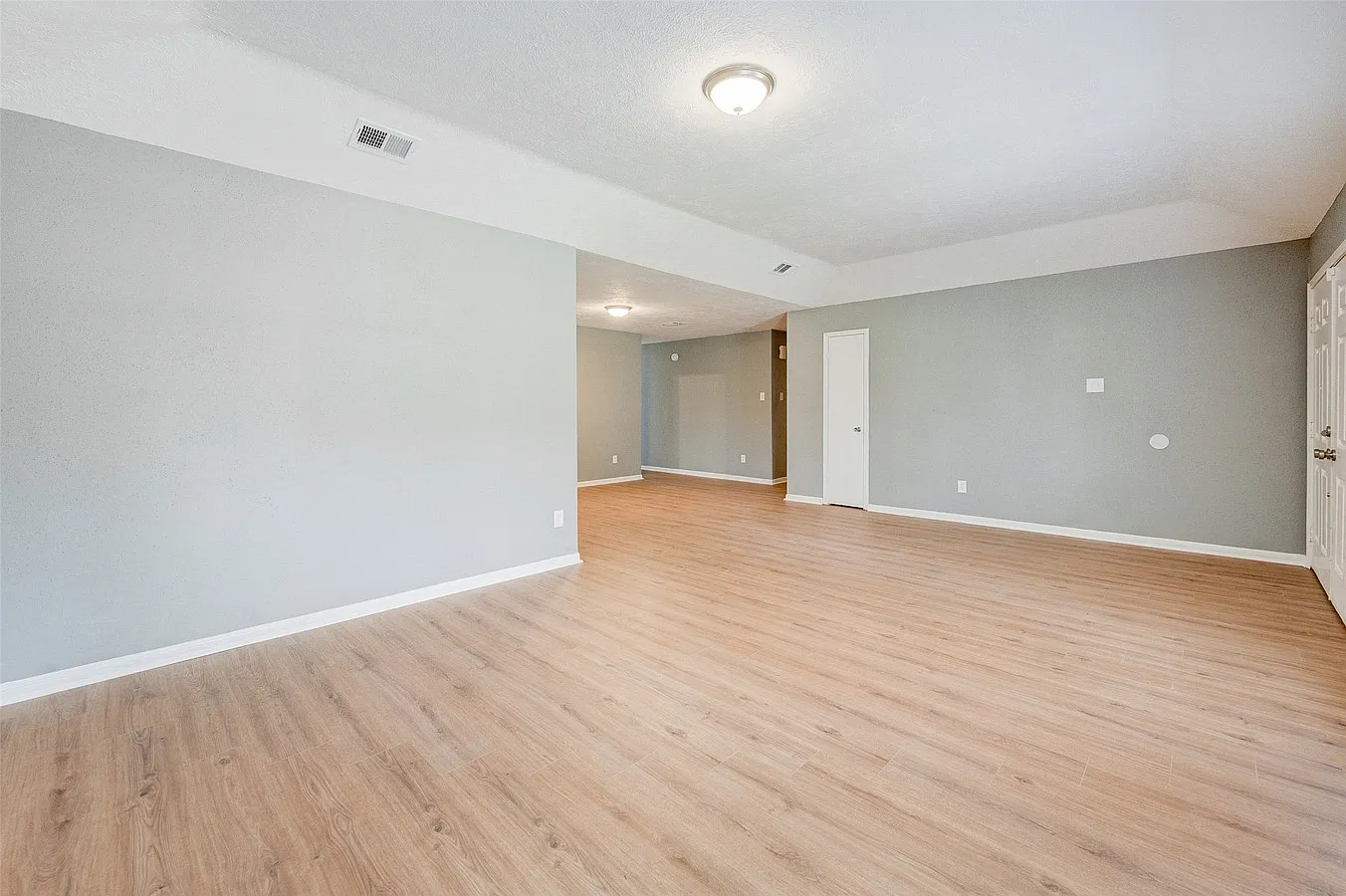 4 bed, 2140 sqft, $2,200 — Photo 4