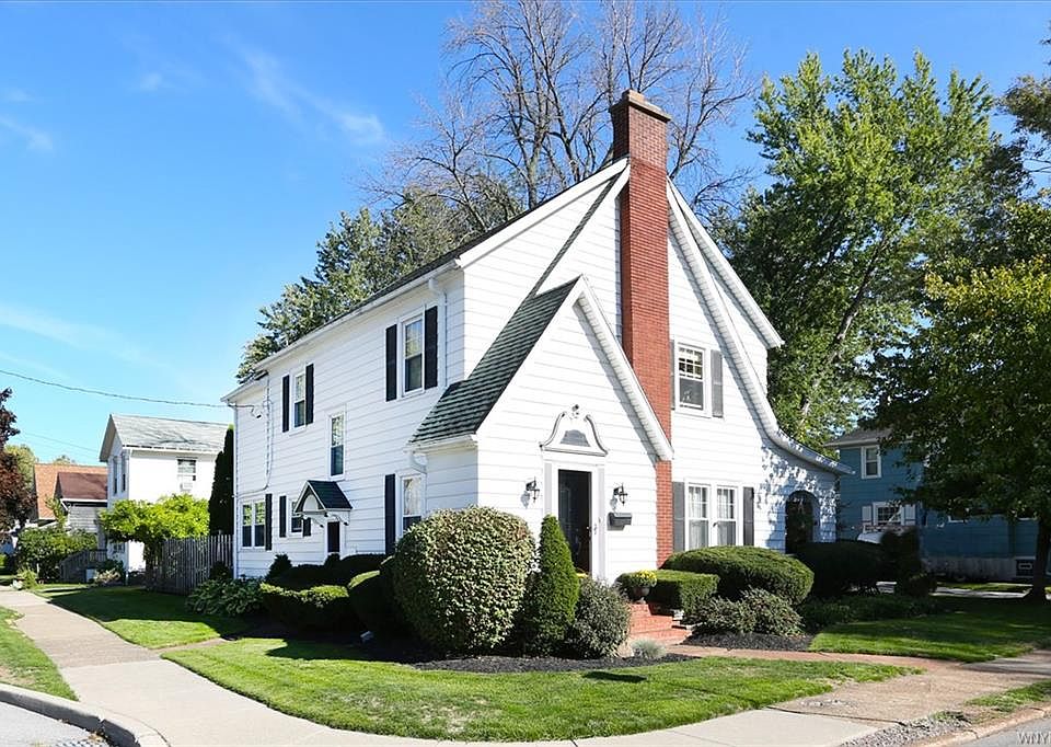 1st image of 70 Elmwood Park E