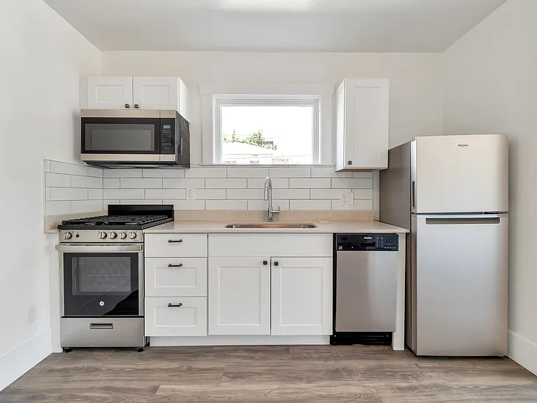 150 South Apartments — Photo 14