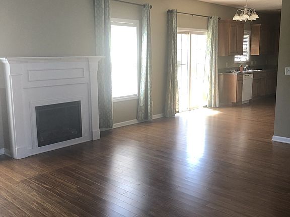 3rd image of 906 Stewart Valley Dr