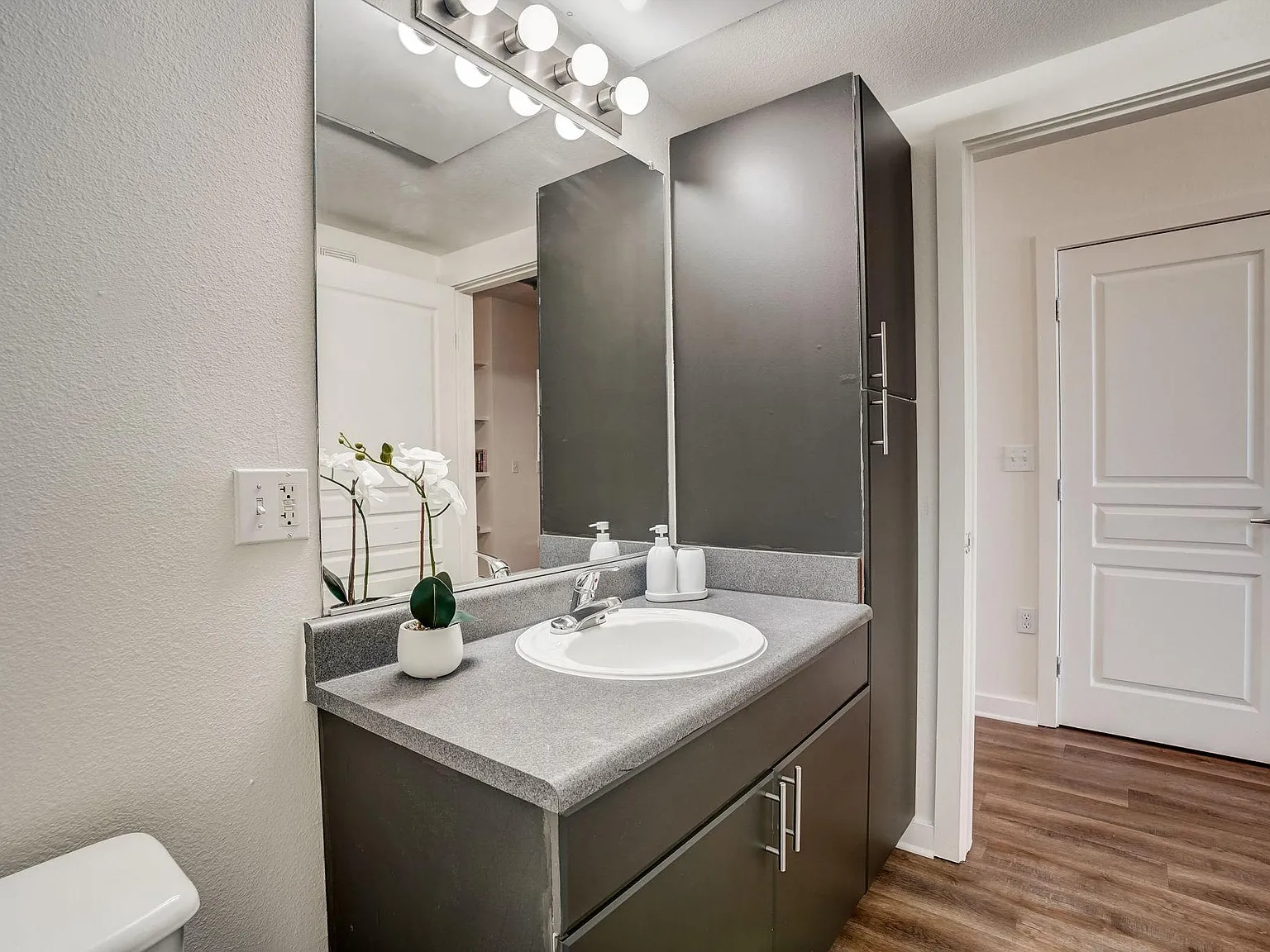 Lincoln Pointe Lofts- Income Restricted — Photo 2