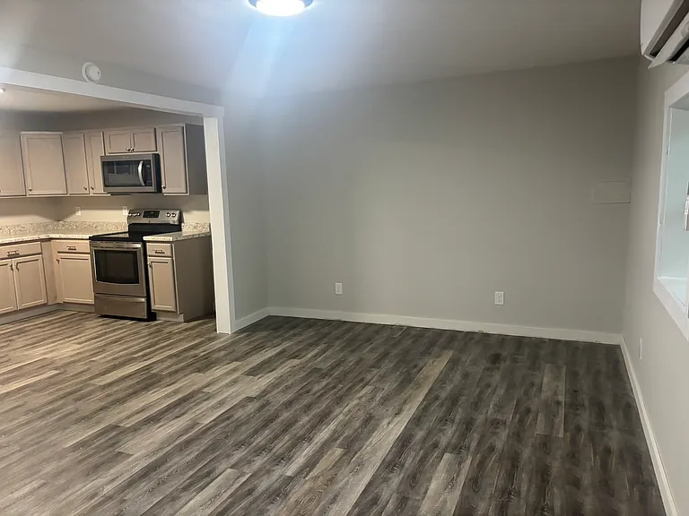 731 Berry St NE — Photo 10
