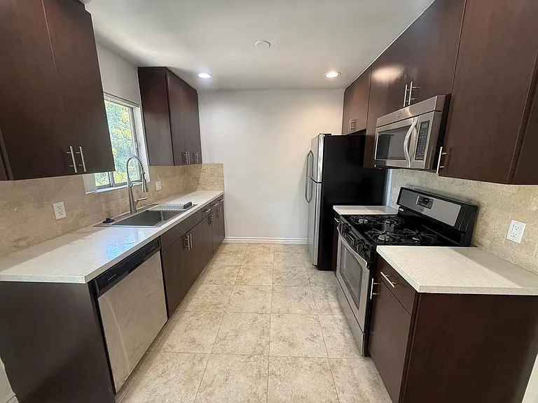536 N Sweetzer Ave #17 — Photo 12