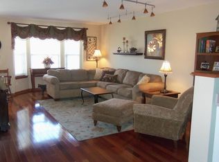 1338 Windsor Ct, Geneva, IL 60134