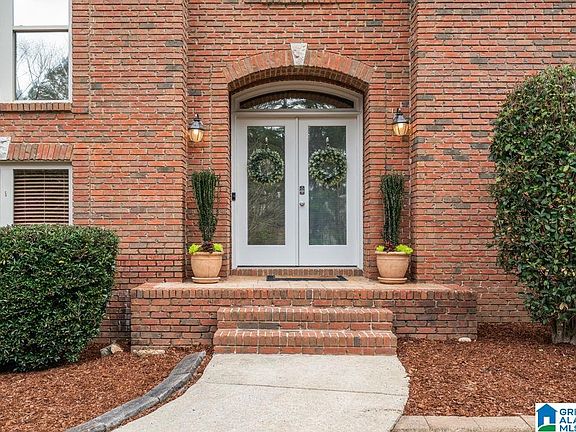 2nd image of 100 Windsor Trl