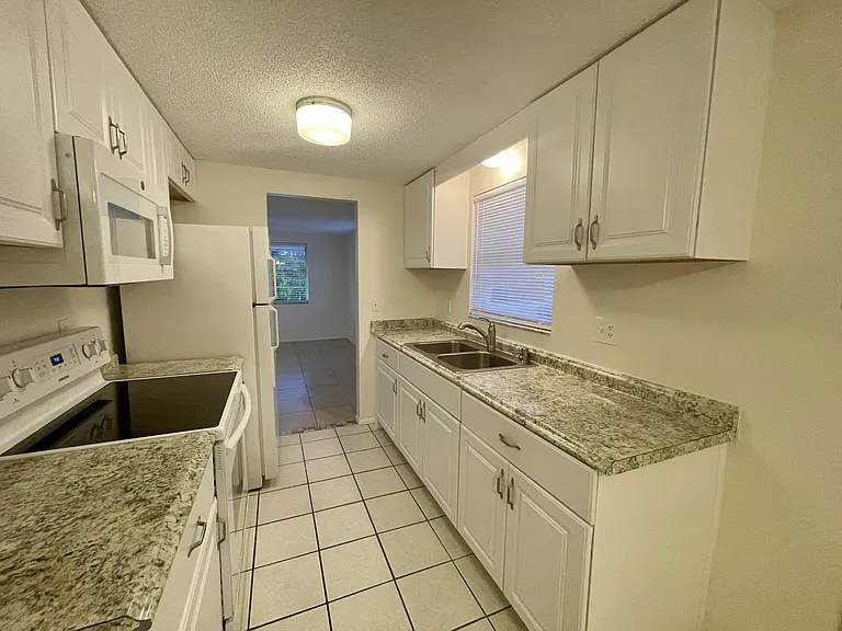 623 Shore Rd — Photo 18