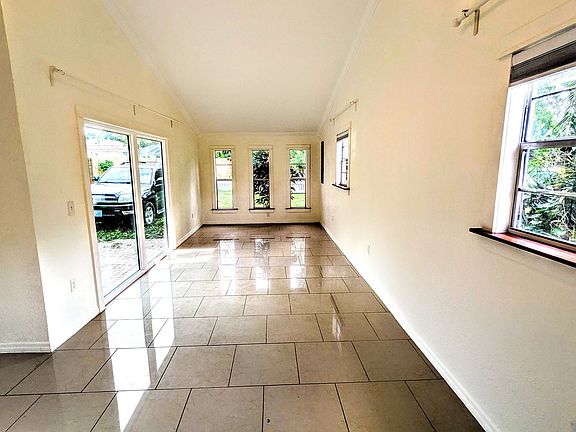 5th image of 2433 Burlington Ln