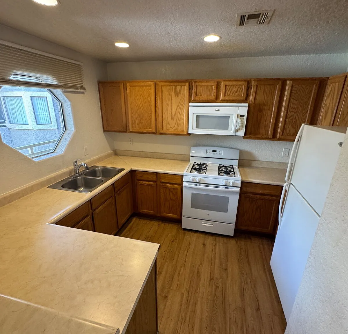 2 bed, 1.0 bath, 949 sqft, $1,295 — Photo 4