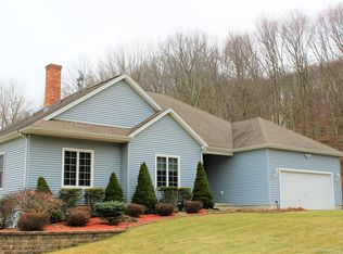 5 Cove Brook Ln, Uncasville, CT 06382