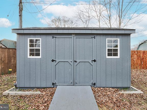 4th image of 121 Elm Dr