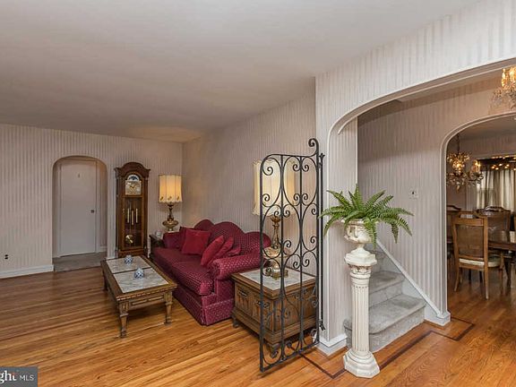 5th image of 906 Shadeland Ave