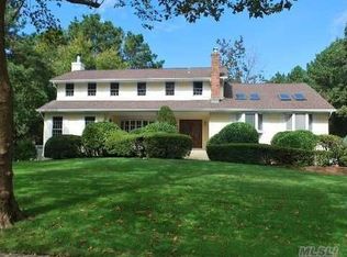 81 Old Brook Rd, Dix Hills, NY 11746