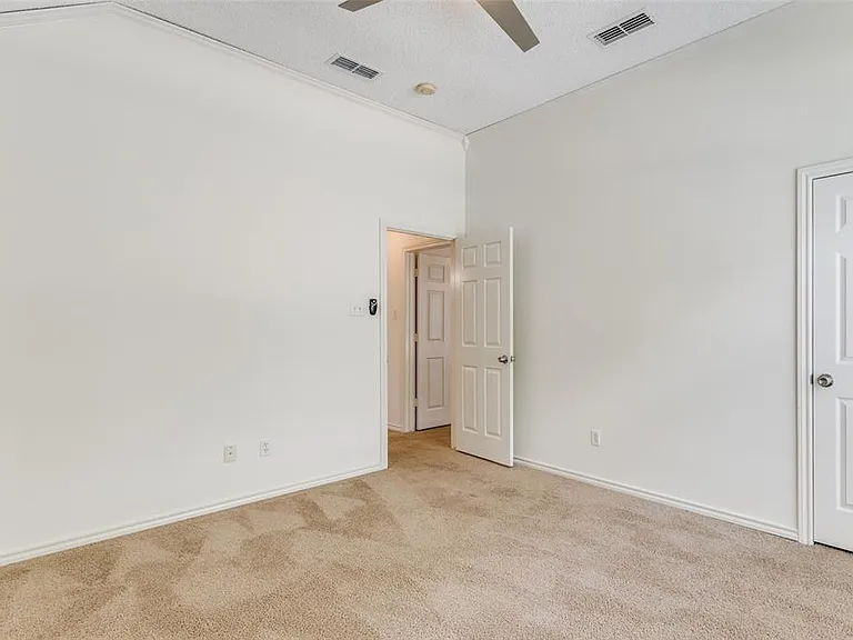 1523 Wayside Dr — Photo 3