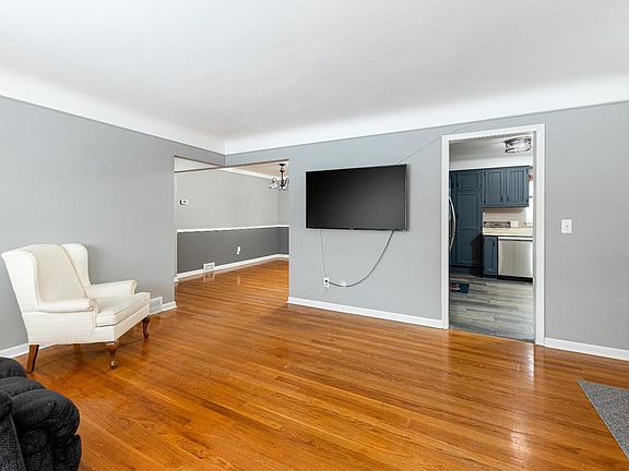 5th image of 30990 Orangelawn St
