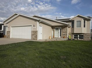 79 Weir Dr, Bismarck, ND 58504