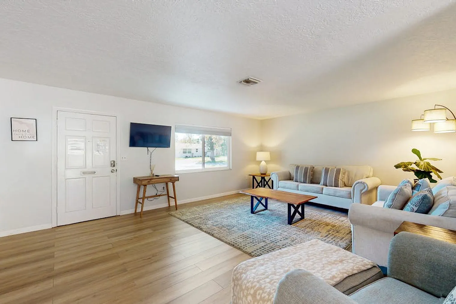 2 bed, 2.0 bath, 1237 sqft, $2,673 — Photo 2