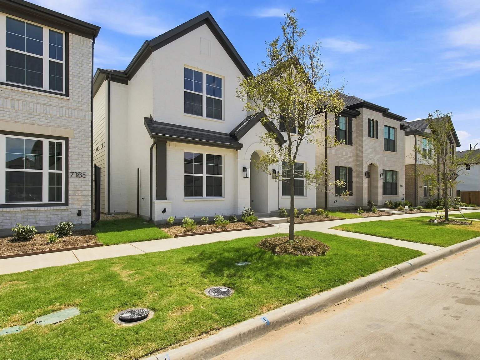 5 bed, 2700 sqft, $3,850 — Photo 2